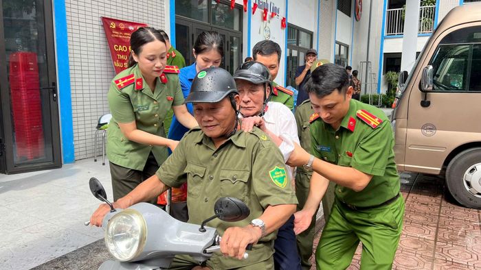 Cụ Nguyễn Hữu Phong thân nhân liệt sĩ Nguyễn Minh Tiến đến lấy mấu sinh phẩm ADN. Ảnh: PV