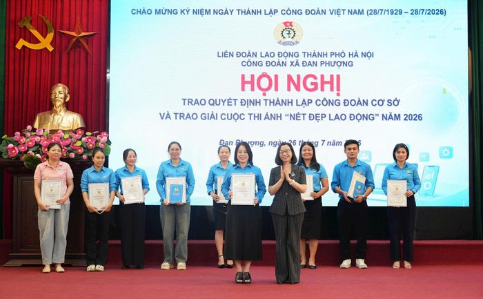 Phó Bí thư Thường trực Đảng ủy xã Đan Phượng Nguyễn Thị Hiền trao giải Nhất cuộc thi. Ảnh: Nga Nguyễn