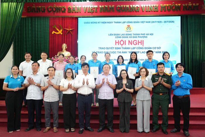 Các đại biểu chụp ảnh lưu niệm cùng các đội thi đoạt giải. Ảnh: Nga Nguyễn