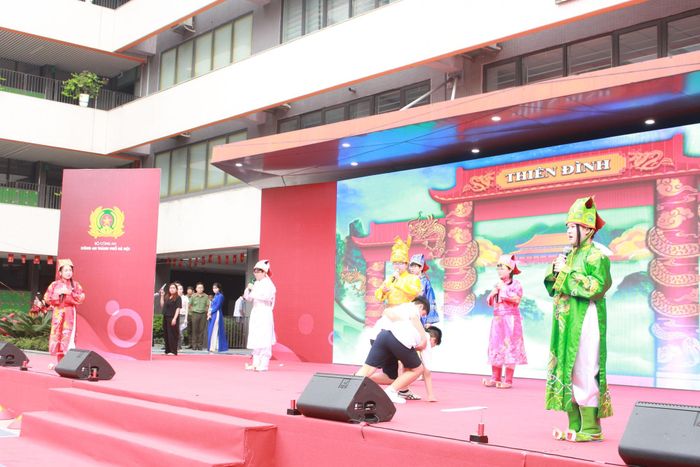 “Tiết học Gen Z” mang đến không gian tương tác đa chiều, nơi học sinh được nhập vai, xử lý tình huống và tự rút ra bài học từ thực tế. Ảnh: Vi Giáng