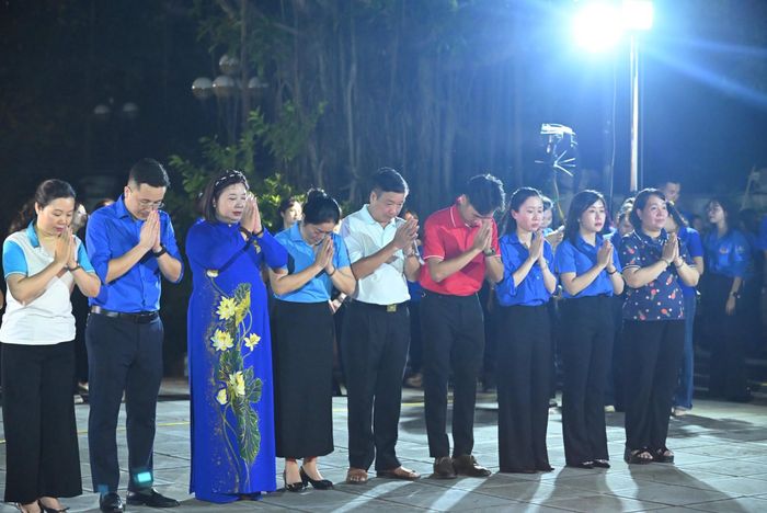 Công đoàn cùng Ủy ban MTTQ Việt Nam phường và các tổ chức chính trị xã hội thắp nến tri ân các anh hùng liệt sĩ. Ảnh: MT