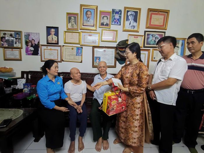 Cán bộ Công đoàn tới nhà thăm hỏi động viên gia đình có công, thân nhân liệt sĩ, gia đình có người nhiễm chất độc da cam. Ảnh MT