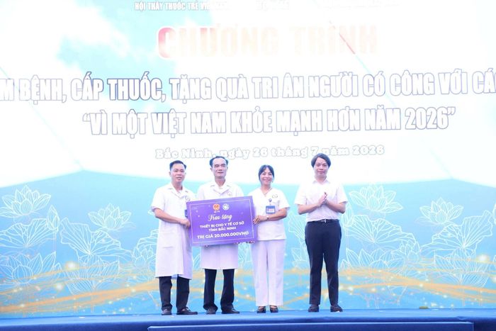 Trao tặng thiết bị y tế cho Trạm Y tế phường Phù Khê. Ảnh: PV