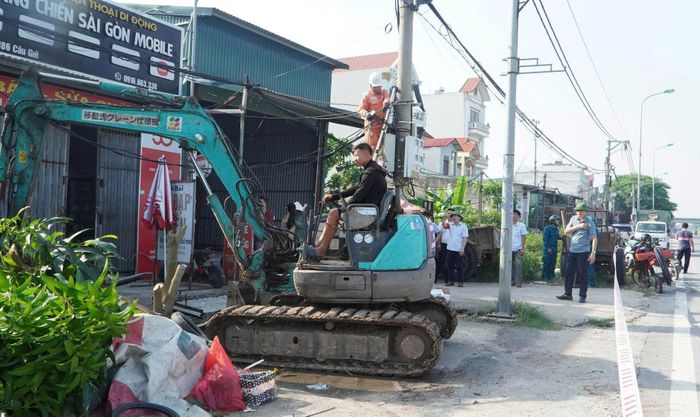 Đơn vị thi công hỗ trợ người dân giải phóng mặt bằng. Ảnh: Nguyễn Phượng
