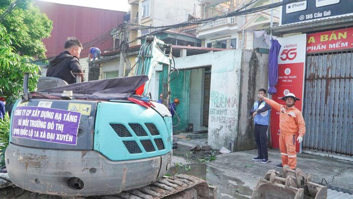 UBND xã Đại Xuyên chủ động phối hợp với các đơn vị quản lý hạ tầng và đơn vị thi công huy động nhân lực, phương tiện chuyên dụng để hỗ trợ người dân. Ảnh: Nguyễn Phượng
