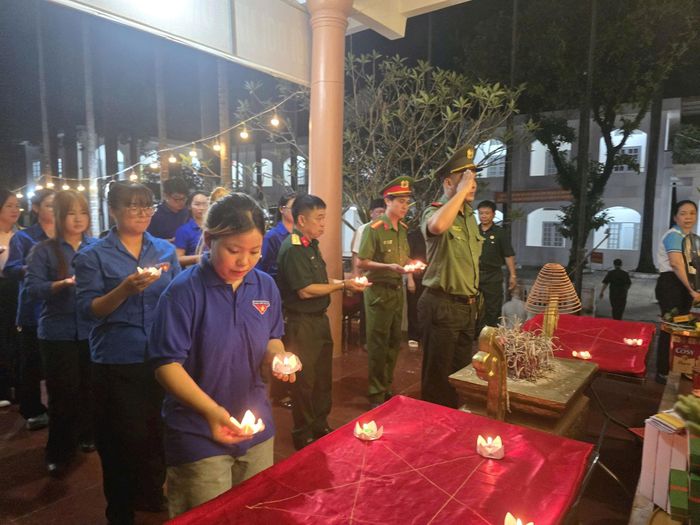 Đại diện cho tuổi trẻ phường Thượng Cát thắp nến tri ân bày tỏ lòng biết ơn sâu sắc trước những anh linh các Anh hùng liệt sĩ đã hy sinh vì độc lập của dân tộc. Ảnh: PV