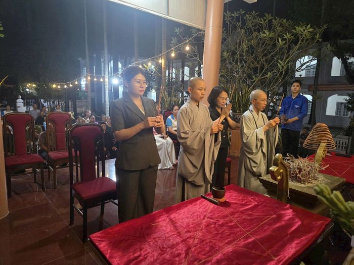Các đại biểu thành kính dâng hương, dâng hoa trước anh linh các Anh hùng liệt sĩ
