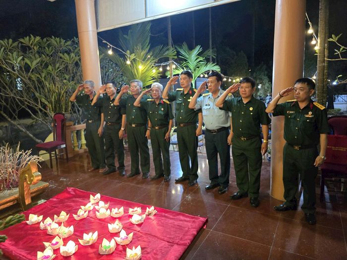 Lễ thắp nến tri ân còn là dịp để các cựu chiến binh gặp gỡ, ôn lại những năm tháng chiến đấu gian khổ nhưng đầy hào hùng. Ảnh: PV