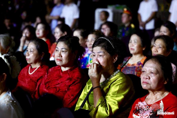 Nội dung chương trình được xây dựng thành dòng chảy cảm xúc, kết nối quá khứ với hiện tại. Ảnh: Viết Thành