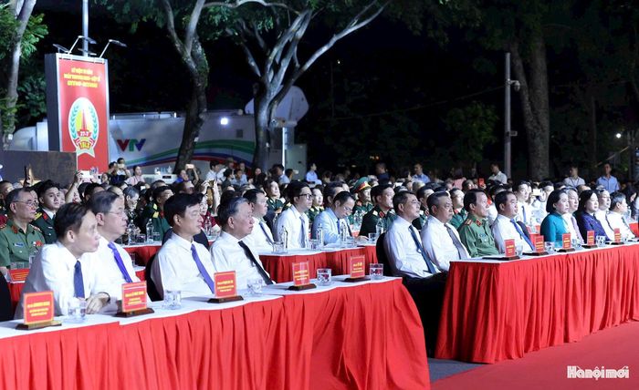 Các đồng chí lãnh đạo Đảng, Nhà nước dự cầu truyền hình tại Hà Nội. Ảnh: Viết Thành