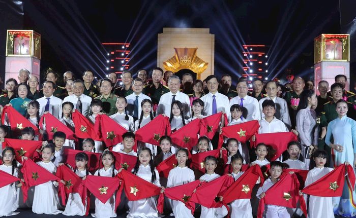 Các đồng chí lãnh đạo Đảng, Nhà nước tham dự chương trình tại điểm cầu Đài tưởng niệm các Anh hùng liệt sĩ trên đường Bắc Sơn. Ảnh: Viết Thành