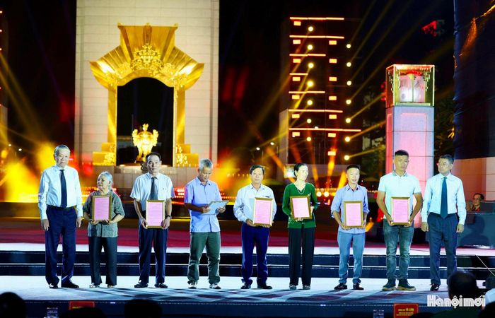 Cuối chương trình, Tổng Bí thư, Chủ tịch nước Tô Lâm và Thủ tướng Chính phủ Lê Minh Hưng trao kết quả giám định ADN, hồ sơ xác lập danh tính liệt sĩ cho gia đình thân nhân liệt sĩ. Ảnh: Viết Thành