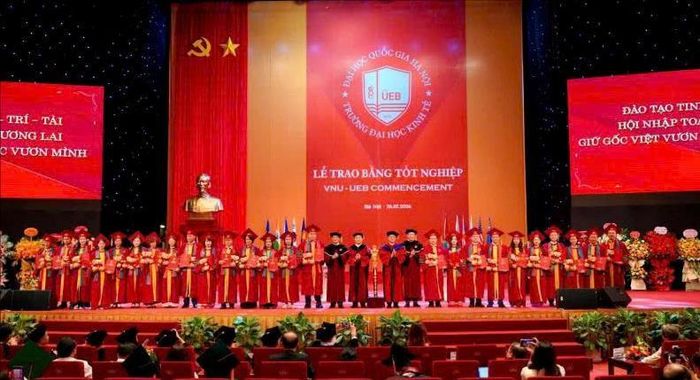Trao bằng tốt nghiệp cho các tân khoa. Ảnh: UEB