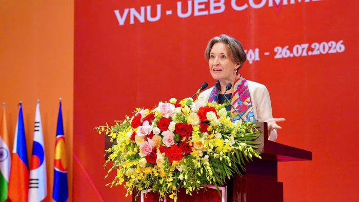 Bà Joanna Skoczek, Đại sứ Đặc mệnh toàn quyền Cộng hòa Ba Lan tại Việt Nam chúc mừng các tân khoa. Ảnh: UEB