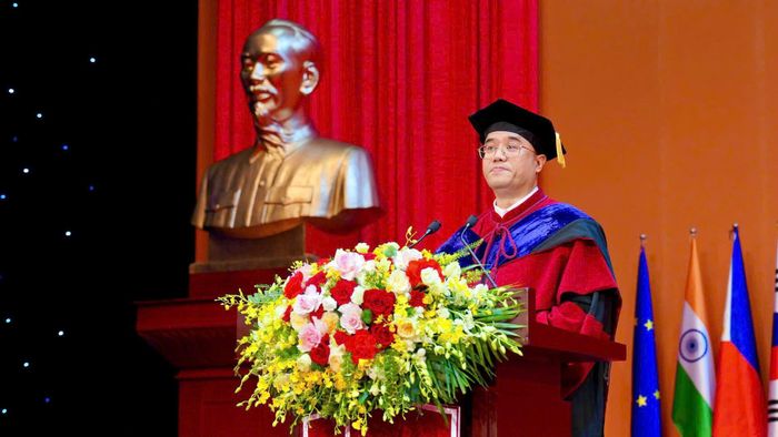 Phó Giáo sư, Tiến sĩ Nguyễn Trúc Lê, Hiệu trưởng Trường Đại học Kinh tế - Đại học Quốc gia Hà Nội phát biểu tại buổi lễ. Ảnh: UEB