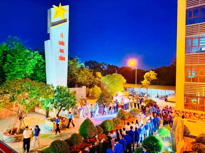 Quang cảnh Lễ dâng hương, thắp nến tri ân các Anh hùng liệt sĩ tại Đài tưởng niệm các Anh hùng liệt sĩ phường Lĩnh Nam. Ảnh: LN