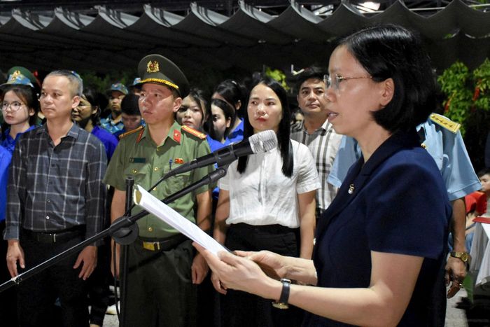 Chủ tịch Ủy ban MTTQ Việt Nam phường Tây Tựu Chu Thị Thu Hà phát biểu tri ân các Anh hùng liệt sĩ, thương binh, bệnh binh, người có công với cách mạng. Ảnh P.Thảo