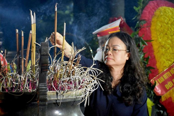 Phó Bí thư Thường trực Đảng ủy phường Tây Tựu Nguyễn Thị Nắng Mai thắp nén hương tri ân các Anh hùng liệt sĩ. Ảnh P.Thảo