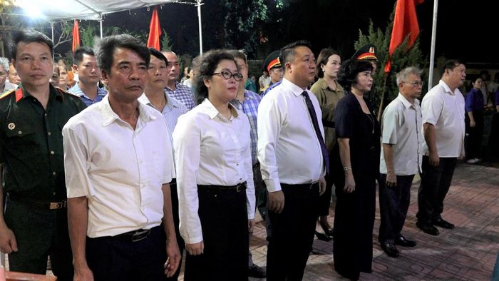 Bí thư Đảng ủy - Chủ tịch HĐND xã Bình Minh Nguyễn Khánh Bình cũng các đồng chí lãnh đạo xã, các cựu chiến binh, các thương bệnh binh, cùng đông đảo người dân đến thắp hương, thắp nến tri ân các anh hùng liệt sĩ tại nghĩa trang liệt sĩ Thanh Cao. Ảnh T. Đạt