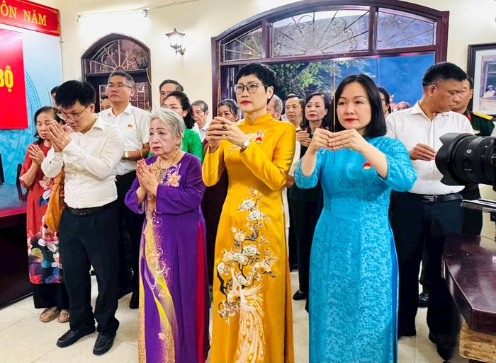 Mẹ Việt Nam Anh hùng Nguyễn Thị Kim Loan cùng lãnh đạo Đảng ủy, HĐND, UBND, Ủy ban MTTQ Việt Nam phường Kim Liên dâng hương tại Nhà lưu niệm Chủ tịch Hồ Chí Minh. Ảnh: Nguyên Bảo