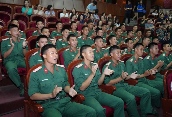Đông đảo chiến sĩ, học viên quân đội thưởng thức vở diễn "Vì Tổ quốc". Ảnh: Phạm Hùng