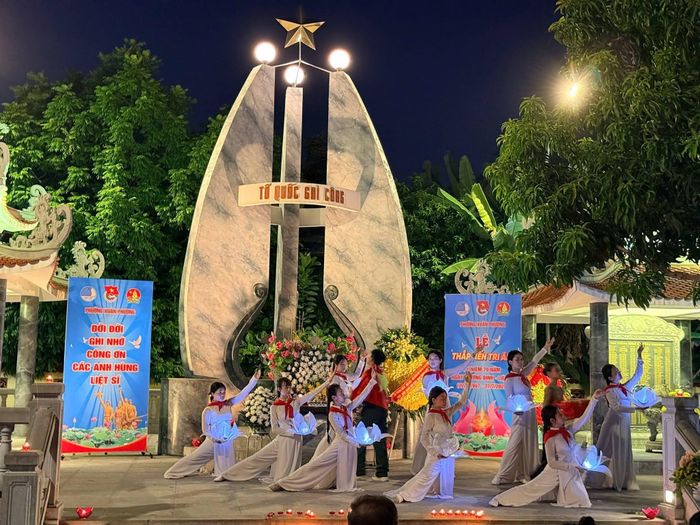 Lễ thắp nến tri ân của tuổi trẻ phường Xuân Phương. Ảnh: Cơ sở
