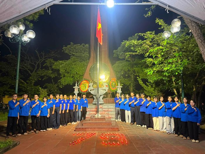 Trong 2 ngày 25, 26-7, đoàn viên thanh niên và thiếu nhi Phúc Thọ tham gia Lễ dâng hương, thắp nến tri ân tại Đền thờ các Anh hùng Liệt sĩ Phúc Thọ và các Nghĩa trang liệt sĩ trên địa bàn xã. Ảnh: Cơ sở