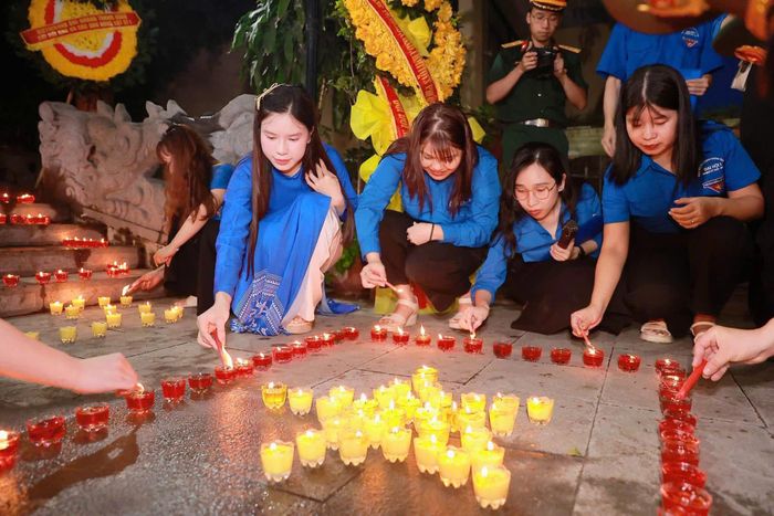 Tuổi trẻ Thanh Xuân thắp nến tri ân các Liệt sĩ. Ảnh: Cơ sở