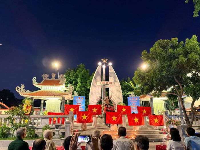 Lễ thắp nến tri ân của tuổi trẻ phường Xuân Phương. Ảnh: Cơ sở