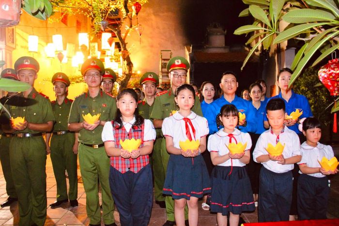 Đoàn viên, thanh thiếu nhi phường Hoàn Kiếm thắp nến tri ân tối 26-7. Ảnh: Cơ sở