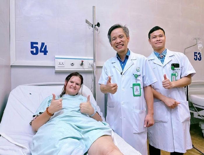 Niềm vui của bệnh nhân và thầy thuốc sau ca phẫu thuật thành công. Ảnh: BVCC