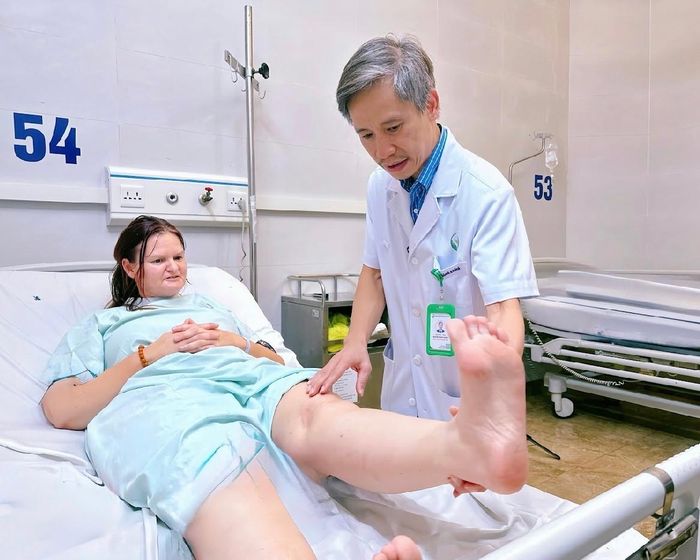 PGS.TS Nguyễn Mạnh Khánh kiểm tra khả năng vận động của bệnh nhân sau phẫu thuật. Ảnh: BVCC