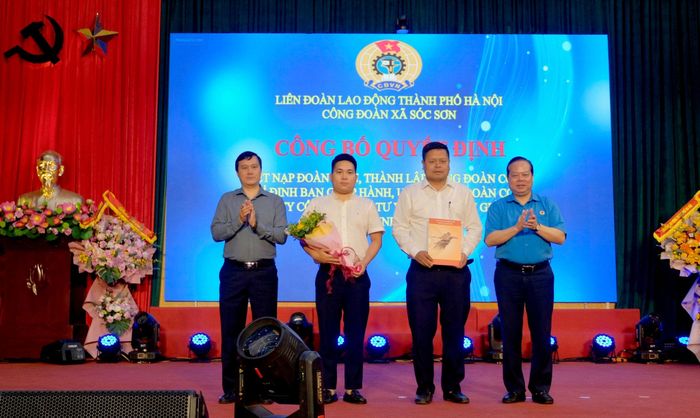 Đại diện lãnh đạo Liên đoàn Lao động thành phố Hà Nội trao quyết định thành lập công đoàn cơ sở. Ảnh: Tùng Nguyễn.