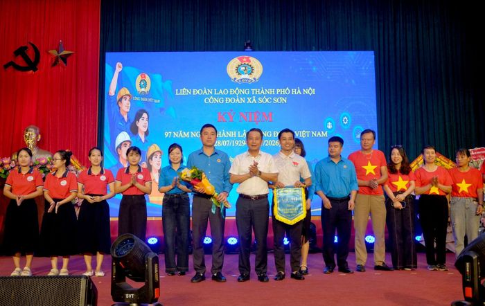 Phó Bí thư Thường trực Đảng ủy, Chủ tịch HĐND xã Sóc Sơn Vương Nguyên Minh trao giải hội thao Công đoàn xã Sóc Sơn năm 2026. Ảnh: Tùng Nguyễn.