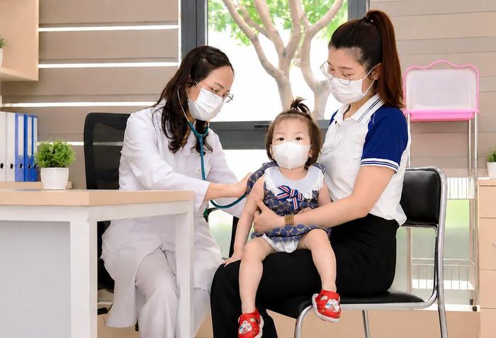 Bác sĩ Bệnh viện Đa khoa Phương Đông thăm, khám cho bệnh nhi. Ảnh: BVCC