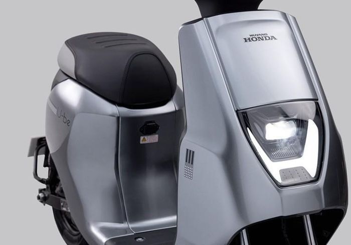 Đi tối đa 100km, hỗ trợ kết nối điện thoại và có bàn đạp trợ lực