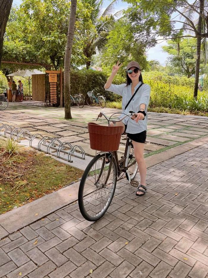 Sau đó, Vân Anh lấn sân sang diễn xuất và được khán giả nhớ đến nhiều hơn khi vào vai Ngọc Diệp trong "Bỗng dưng muốn khóc". Đây là nhân vật phụ với tính cách đanh đá, luôn đối đầu với cô gái bán sách Trúc do Hà Tăng thủ vai. Cũng chính vì nét diễn xuất đỉnh cao và quá nhập tâm, Vân Anh bị không ít khán giả ghét, gọi cô là "nữ phụ chua ngoa".