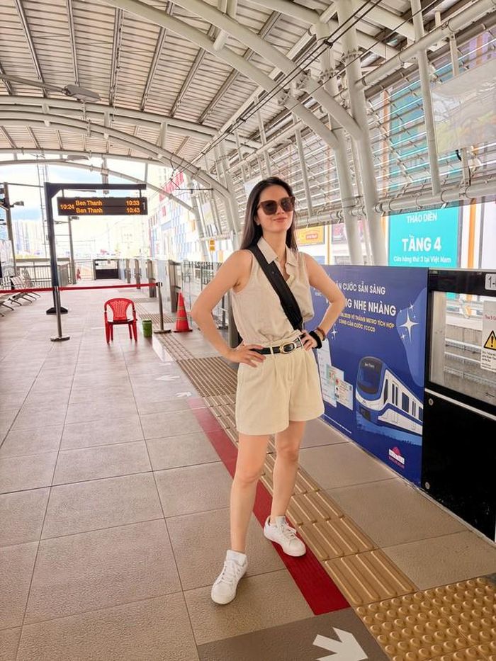 Ở trời Tây, Vân Anh khiến khán giả ngỡ ngàng với nhan sắc đời thường của mình. Không còn lớp makeup như thời tham gia showbiz, làn da của cô hoàn toàn để mộc mà vẫn cực kỳ xinh đẹp.