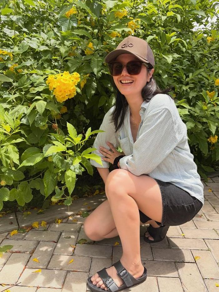 Với vẻ đẹp vốn có, cô tham gia vào nhiều cuộc thi nhan sắc và giành giải thưởng ở đấu trường Miss Fujifilm 2003, Miss Hazeline 2005, Top ten Favorite Model 2006... Vân Anh bắt đầu bước chân vào nghề người mẫu, được săn đón trên các tạp chí lúc bấy giờ. (Trong hình ghi lại khoảnh khắc hiện tại nữ diễn viên trở về Việt Nam thăm gia đình.)