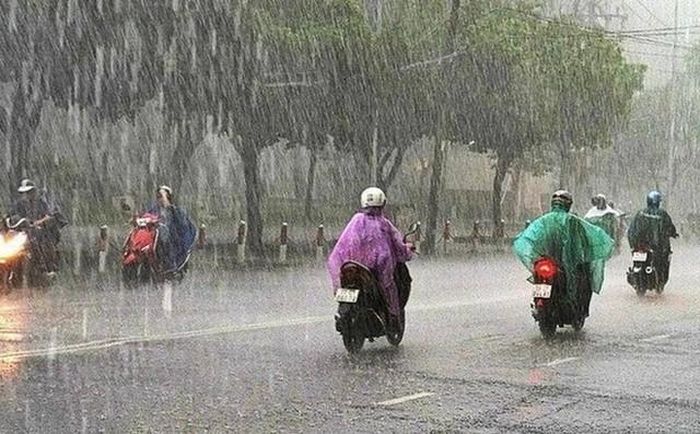 Dự báo ngày và đêm 26/7, khu vực Tây Bắc Bộ, Tp.Huế đến Đắk Lắk và Khánh Hòa có mưa rào và dông rải rác với lượng mưa 10-30mm.