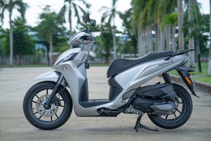 Nắp bình xăng của Kymco People R 125 được bố trí ở phía trước