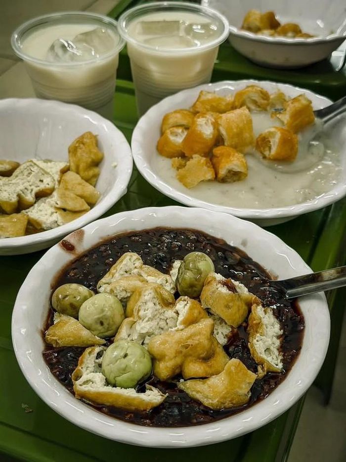 Khác với các loại cháo ăn nóng như cháo sườn, cháo gà... cháo đậu cà cần ăn nguội mới ngon. Ảnh HM