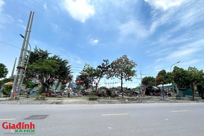 Phía bên ngoài khu vực xảy ra hỏa hoạn, lực lượng an ninh cơ sở và dân phòng túc trực liên tục để bảo vệ hiện trường.