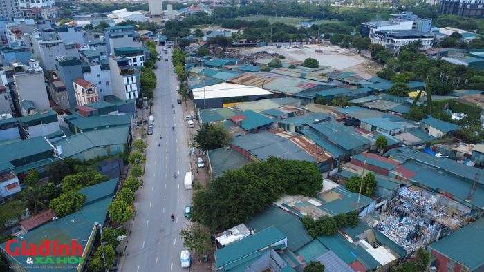 Nhìn từ trên cao, cả một khoảng không gian rộng lớn hiện lên giống như một cụm công nghiệp tự phát khổng lồ với những mái tôn xanh đỏ trải dài ngút tầm mắt.