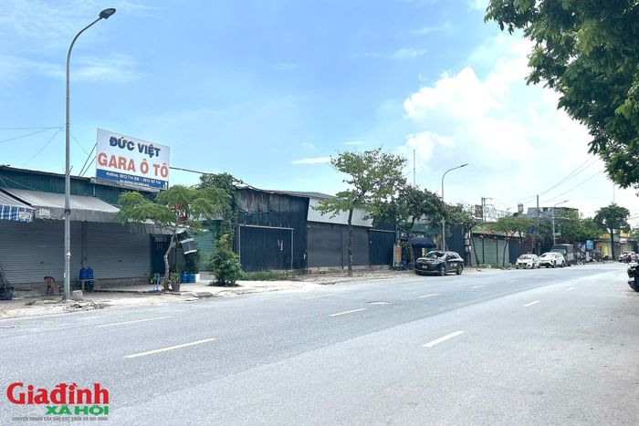 Các công trình được dựng bằng khung sắt, quây tôn mọc lên dọc tuyến đường Vũ Đức Úy, được sử dụng để kinh doanh hàng ăn, garage sửa chữa ô tô, tập kết phế liệu...