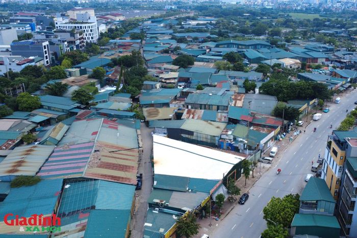 Điều đáng chú ý là sự việc trên chỉ là "phần nổi của tảng băng chìm". Qua khảo sát dọc tuyến đường 25m và các khu vực xung quanh hiện trường vụ cháy, phóng viên ghi nhận hàng loạt công trình xây dựng kiên cố bằng khung sắt, quây tôn kín mít mọc lên san sát nhau như "nấm sau mưa".