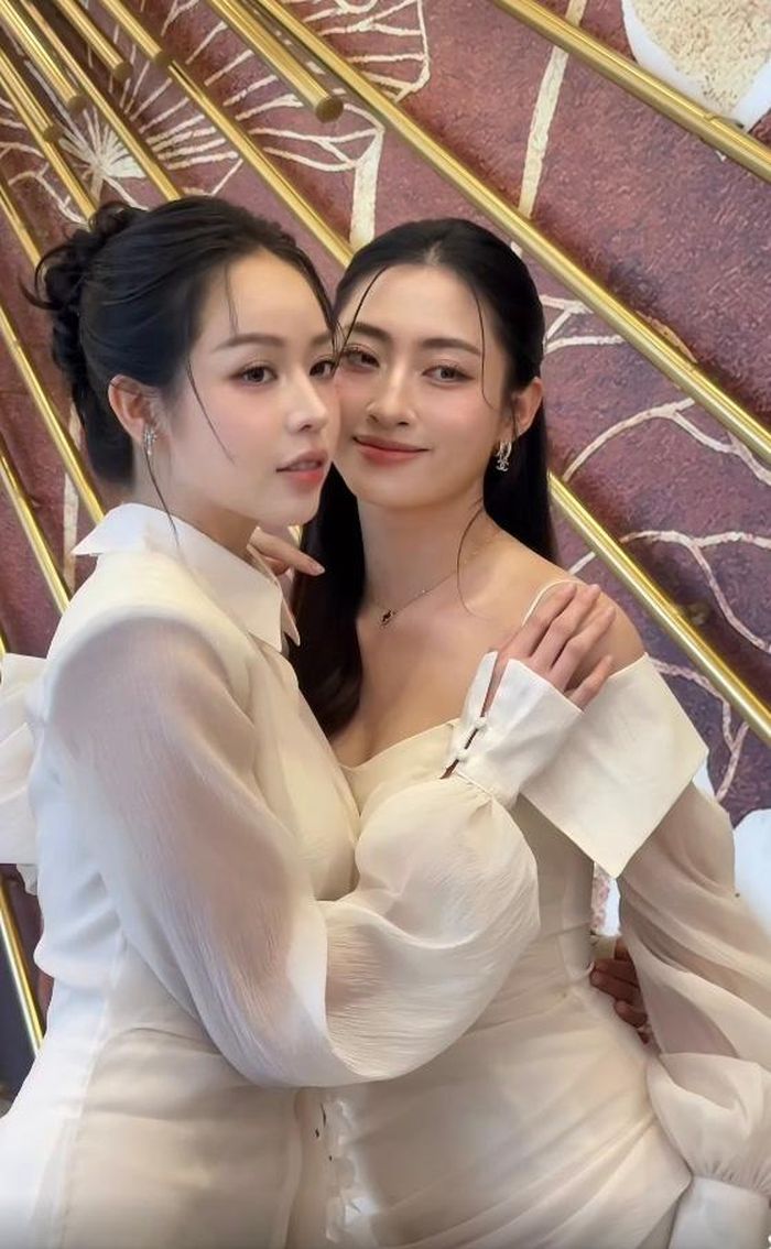 Trong những khung hình được đăng tải, hai nàng hậu đều diện đầm trắng, tự tin tạo dáng bên nhau với thần thái rạng rỡ. 