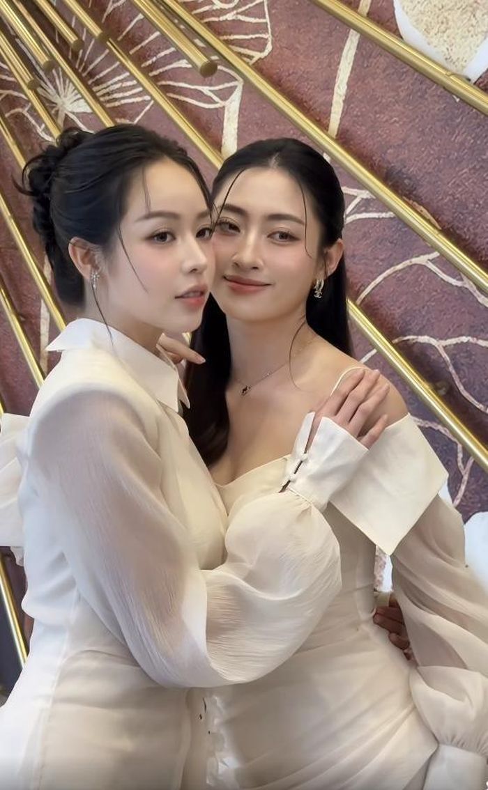 Trong những khung hình được đăng tải, hai nàng hậu đều diện đầm trắng, tự tin tạo dáng bên nhau với thần thái rạng rỡ.