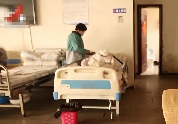 Không chỉ hỗ trợ nhà ở, các cán bộ địa phương còn thường xuyên thăm hỏi, giúp đỡ sinh hoạt và chăm sóc ông trong nhiều năm. (Ảnh: 163)
