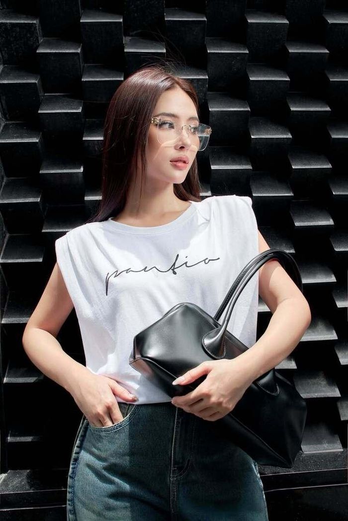 Ngoài đời, nữ diễn viên thường lựa chọn phong cách thời trang nữ tính, hiện đại với các thiết kế ôm dáng, tôn đường cong. 